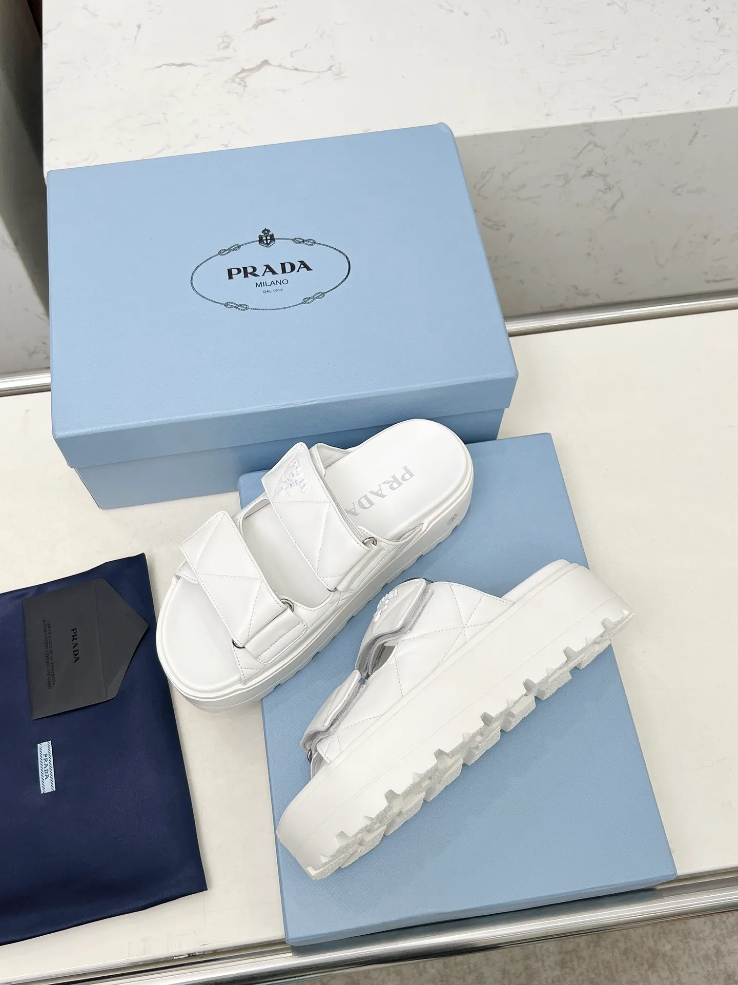 👟👟Ex-factory price 500👟👟 🌸Prada 2025 spring and summer new slippers 💫Velcro sandals The latest catwalk model, classic upgrades, comfort and fashionability coexist. Every color combination looks good, and the design matches different style needs ✅Upper: original customized cowhide ✅Inner lining: original customized sheepskin lining, cowhide feet ✅Outsole: Original molded anti-slip outsole ✅Number of codes: 35-40 (41 customized, non-refundable and non-exchangeable)